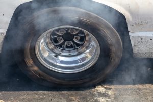 Un abogado especializado en accidentes de camiones de 18 ruedas de Houston explica por qué el calor del verano provoca reventones en las llantas de los camiones, quién es responsable y qué hacer después de un accidente